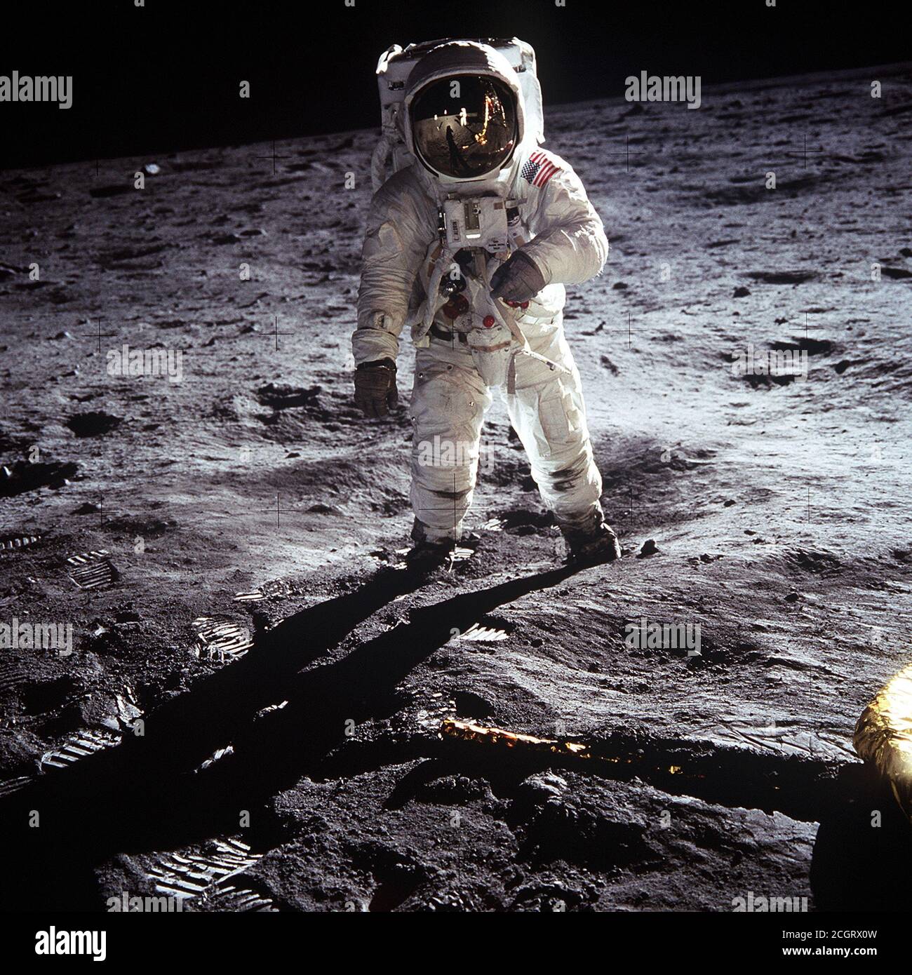 Astronaut Buzz Aldrin, Pilot des Mondmoduls, wandert auf der Oberfläche des Mondes nahe dem Bein der Mondlandefähre (LM) 'Adler' während der Apollo 11 Exravehicular Aktivität (EVA). Astronaut Neil A. Armstrong, Kommandant, nahm dieses Foto mit einer 70mm Mondoberflächenkamera auf. Während die Astronauten Armstrong und Aldrin in der Mondlandefähre (LM) 'Adler' abstiegen, um die Region Sea of Tranquility des Mondes zu erkunden, blieb Astronaut Michael Collins, Kommandomodulpilot, bei den Command and Service Modules (CSM) 'Columbia' in der Mondbahn. Stockfoto