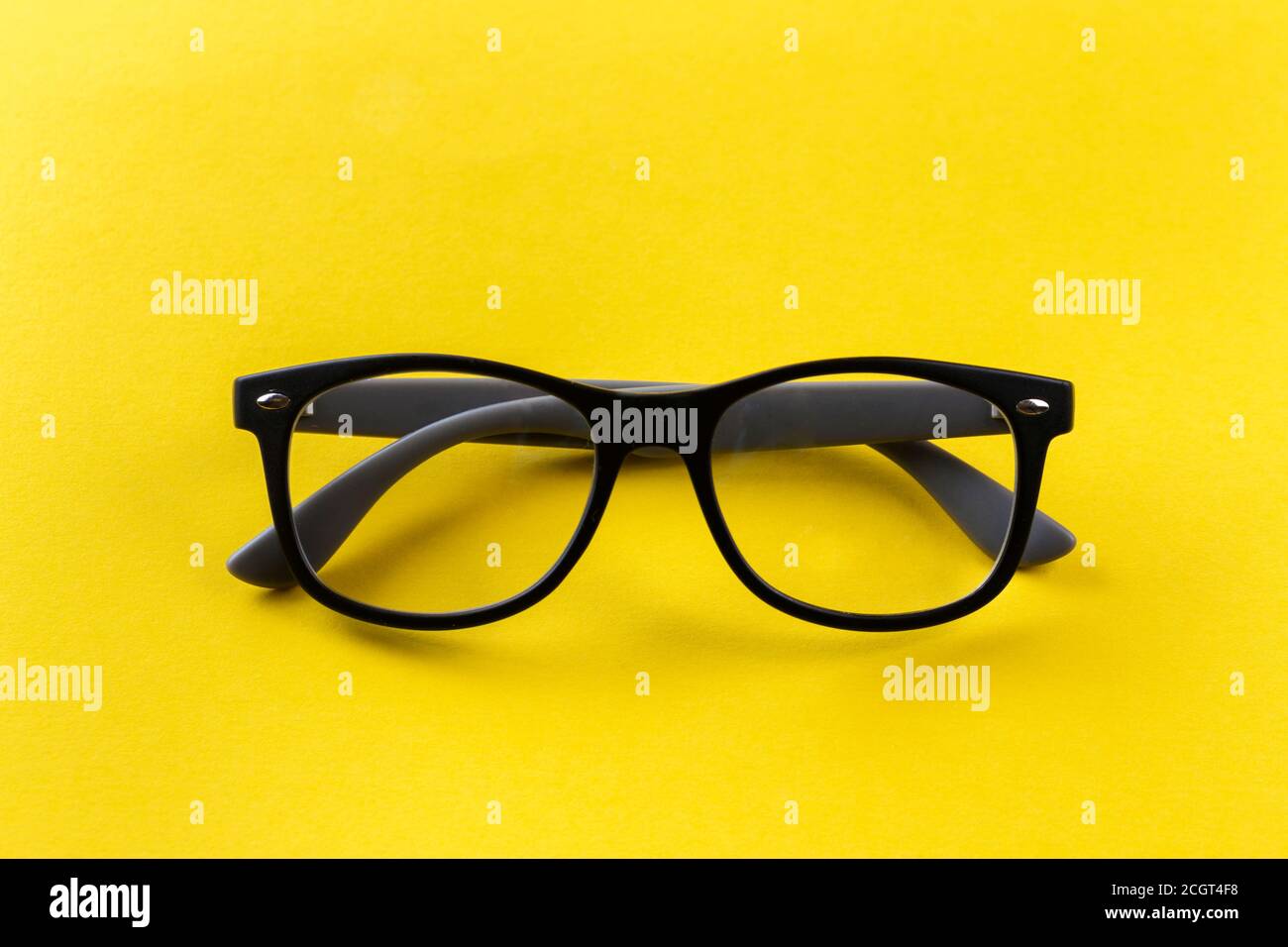 Brille für die Sicht in schwarzen Rahmen auf gelbem Hintergrund.  Kurzsichtige und Presbyopie (Weitsichtigkeit) Brillen Stockfotografie -  Alamy