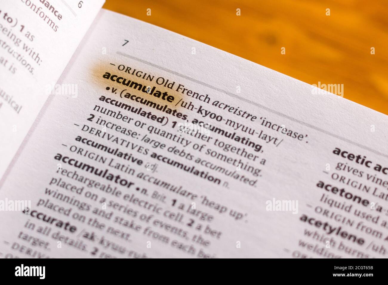 Das Wort oder die Phrase wird in einem Wörterbuch gesammelt, das mit einer Markierung markiert ist. Stockfoto