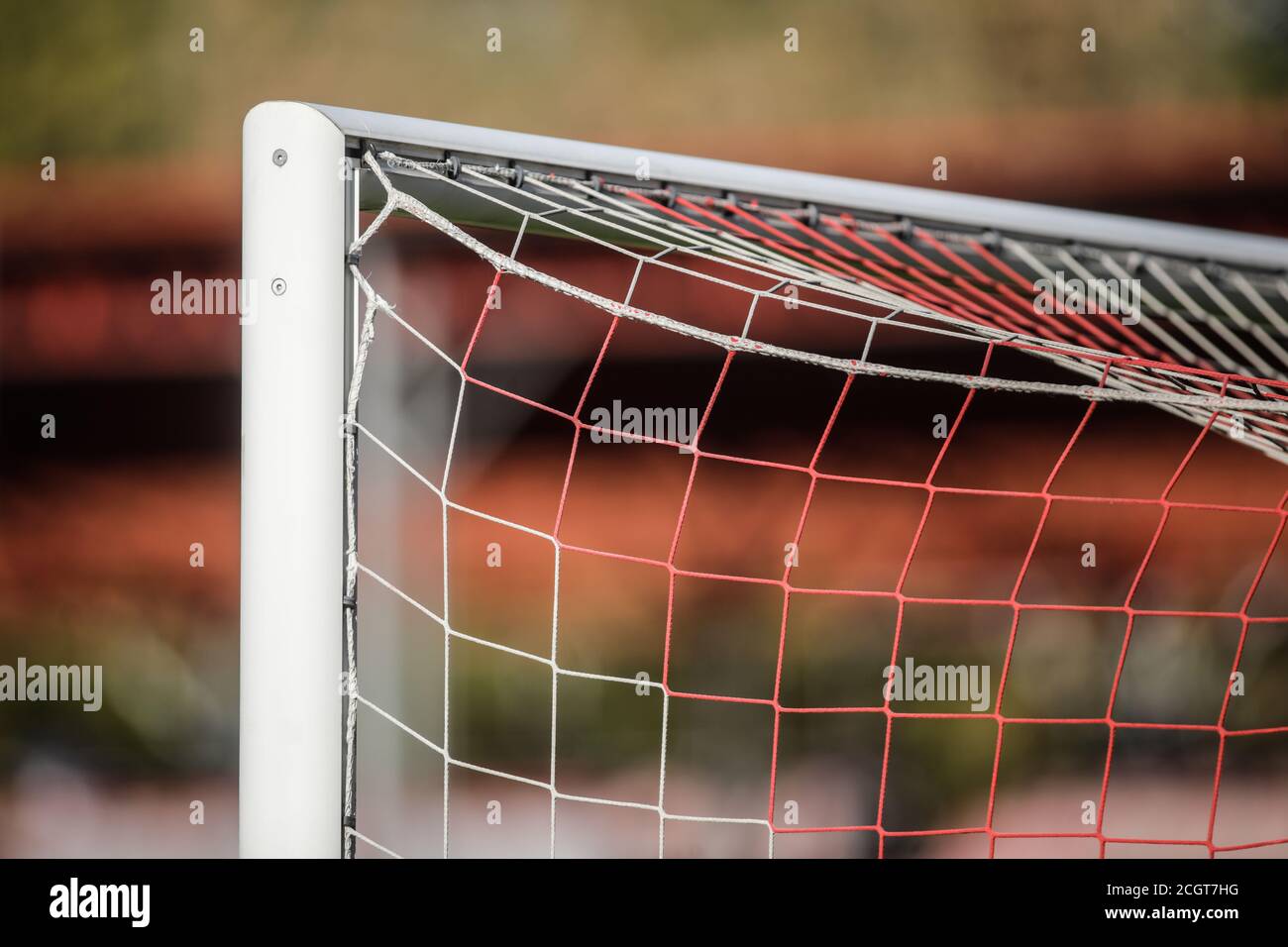 Geringe Schärfentiefe (selektiver Fokus) mit dem Netz eines Fußballtors. Stockfoto