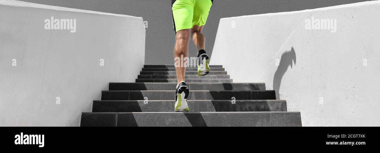 Treppen-Workout Läufer Mann läuft auf der Treppe im Freien Fitnessraum Cardio hiit Intervall Lauf Training Panorama Banner Hintergrund Stockfoto
