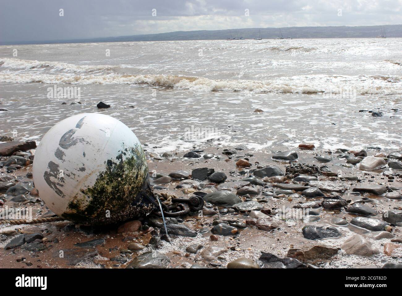 Marker Boje wurde am Thurstaston Beach an der Dee Estuary, Wirral, Großbritannien, gewaschen Stockfoto