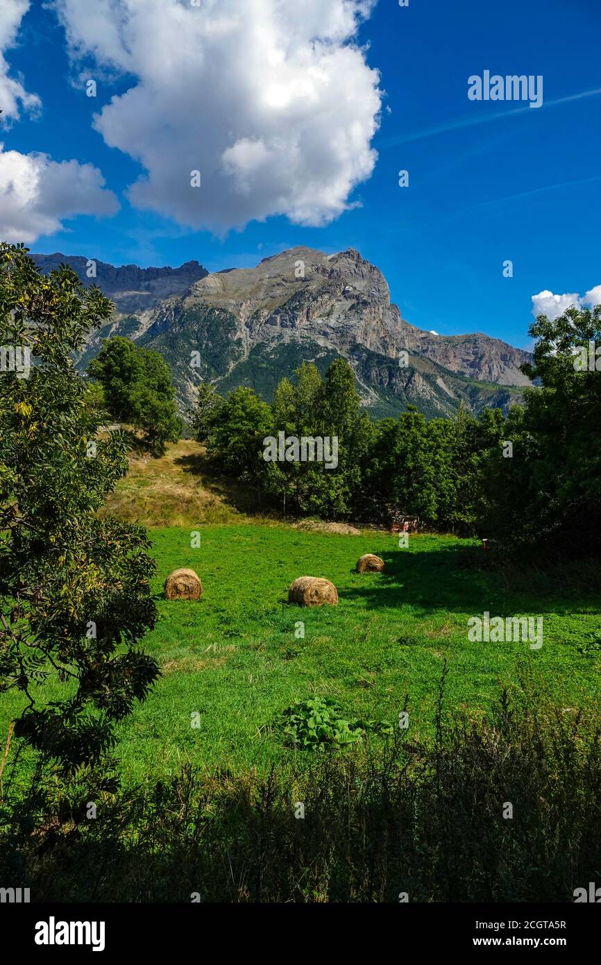Heuballen, Stroh, in den Bergen, Puy-Saint-Vincent, Skigebiet, im Sommer, Nationalpark Vanoise, Ecrins, Frankreich Stockfoto