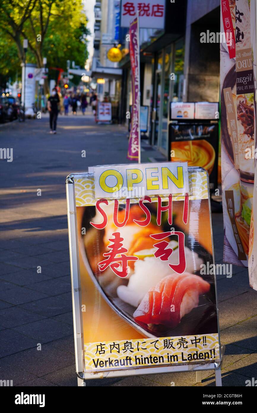 Eine Sushi-Werbung vor einem asiatischen Lebensmittelgeschäft im beliebten japanischen Viertel in der Immermannstraße in Düsseldorf. Stockfoto