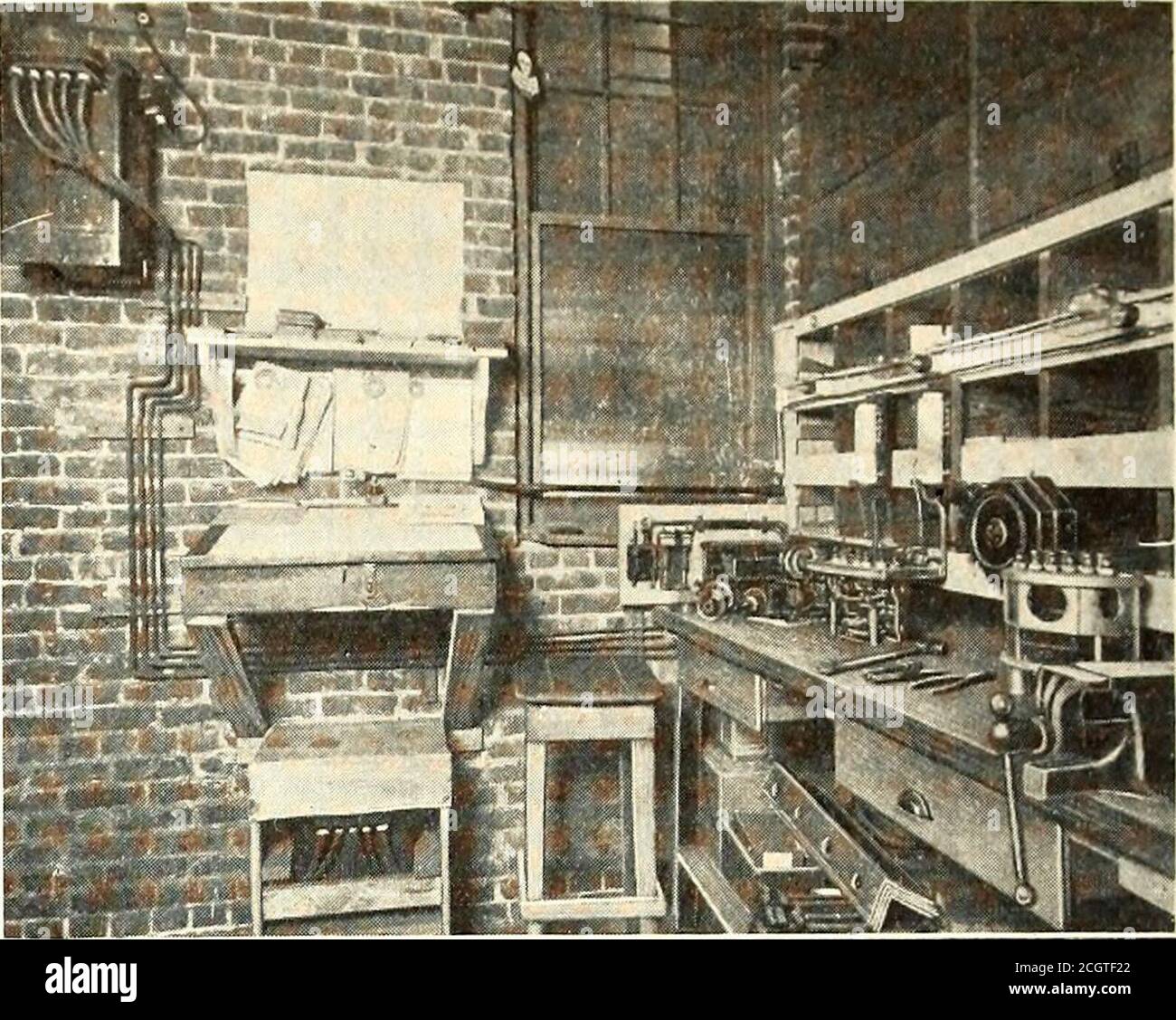 . Elektrische Eisenbahn Zeitschrift . Illinois Signal Maintenance – Signal Operating MechanismExposed for Reparaturen Illinois Signal Maintenance – Interior of Maintenance ShopAt Morton wird durchgehend inspiziert und das Gerät gereinigt, geölt und nach Bedarf eingestellt. Alle entfaktiven Teile werden nach Bedarf ersetzt oder repariert, und der gesamte Betriebsmechanismus erhält eine gründliche Prüfung.durch diese Methode der monatlichen Inspektionen wird festgestellt, dass sich zwischen den Zeiten sehr wenig Schwierigkeiten entwickeln. Tatsächlich ist die Notwendigkeit der häufigen, gründlichen Inspektion offensichtlich, wenn es gewünscht wird, Signalausfälle zu einem Mini-MUM zu reduzieren. Stockfoto