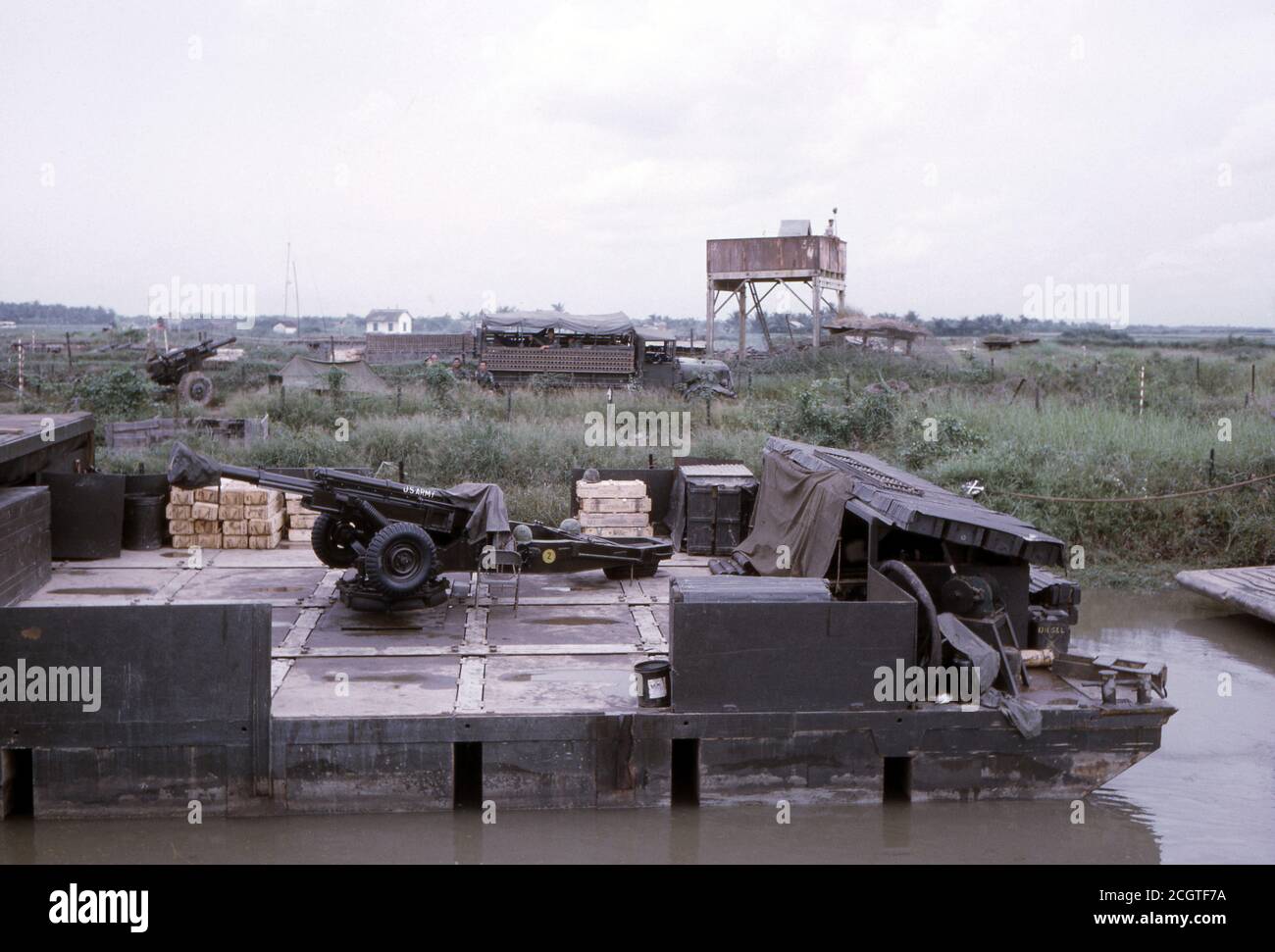 Vietnamkrieg US ARMY / United States Army Leichte Feldhaubitze M102 105 mm - Vietnam war Aritillery Barge Leight Howitzer M102 105 mm / 4.1 Zoll Stockfoto