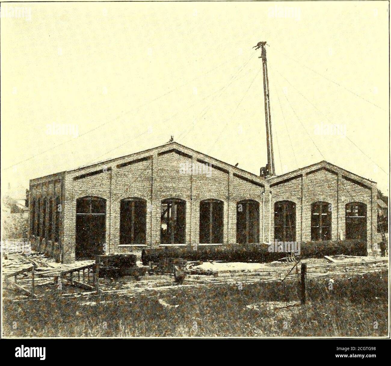 . Die Straßenbahn Zeitschrift . ÜBERQUERUNG DER GROSSEN VIER EISENBAHN I ps bei 50 Prozent Überlastung mit 46 Kubikmeter Gas bei ^-Druck, eine Pferdekraft in diesem Zusammenhang wird die Verdunstung von 34^ lbs. Wasser aus und bei 212 Grad betrachtet. Das Speisewasser wird von Grants Creek, 30 Fuß von der Sta-tion entfernt, mittels einer 5^-Zoll x 8 Zoll x 7 Zoll entnommen. Blake-Pumpe, und unterstützt eine Cochrane offene Speisewasserheizung. Nach dem Passieren. Stockfoto