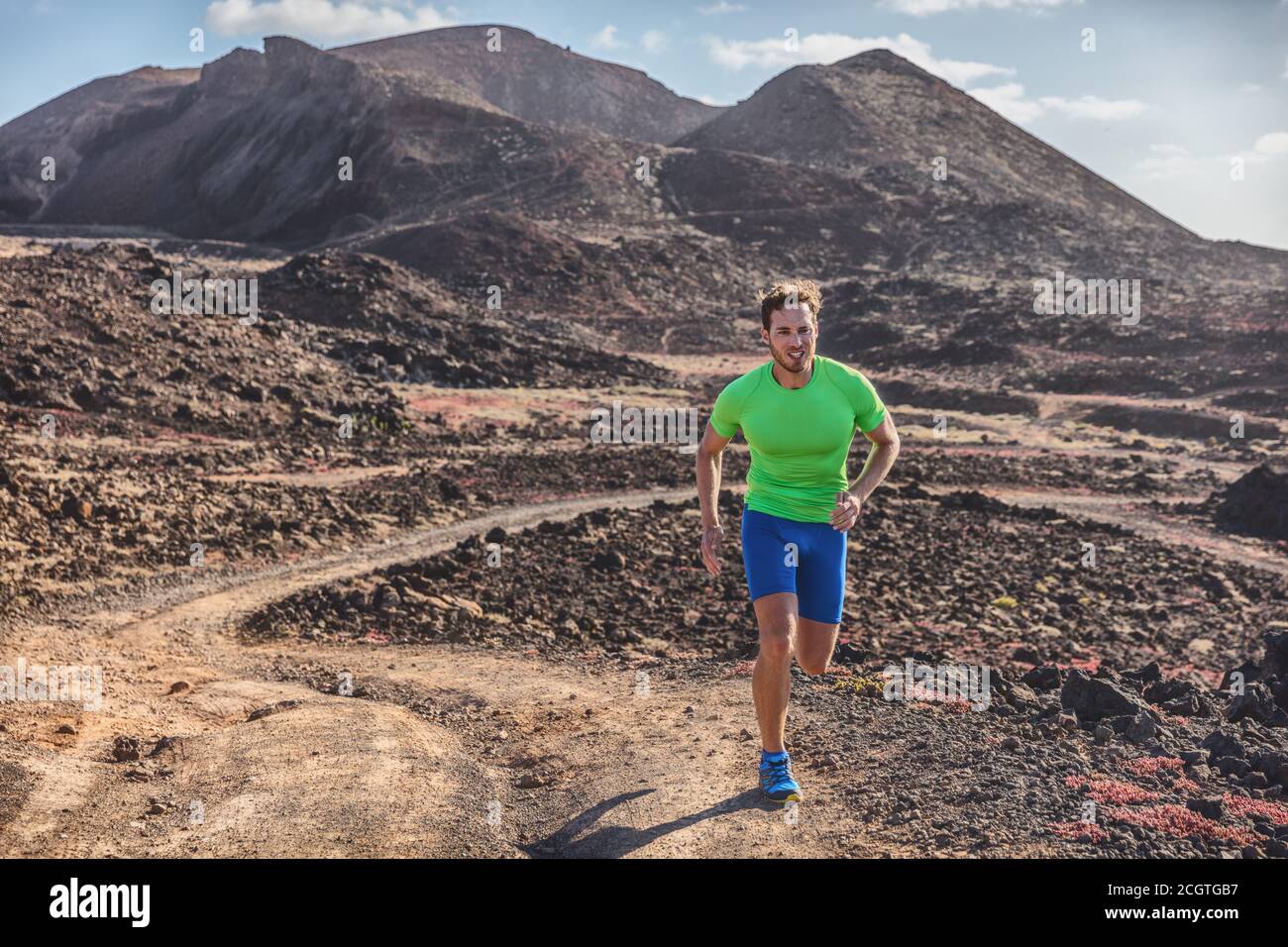 Läuferin Mann Athlet Laufen auf Trail Laufen im Freien Berglandschaft. Schwieriges Ausdauertraining Ultra Running Marathon Rennen in der Sonne Stockfoto