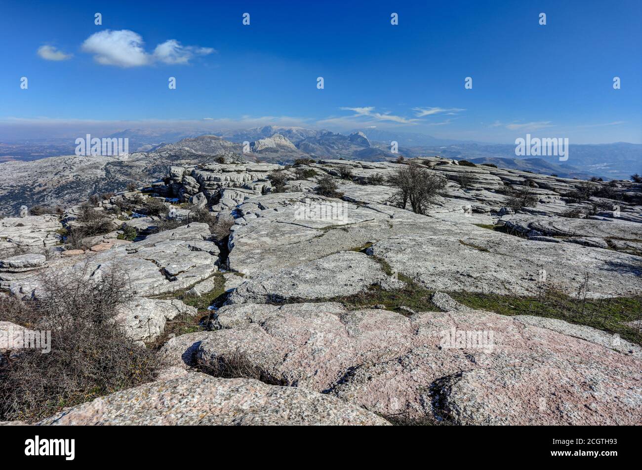 El Torcal de Antequera ist ein Naturschutzgebiet in der Sierra del Torcal Bergkette im Süden der Stadt Antequera. Es ist Karstlandschaft. Stockfoto