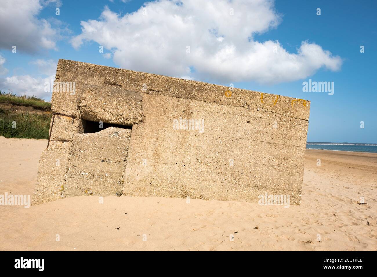 Alte Betonkiste am Strand Stockfoto