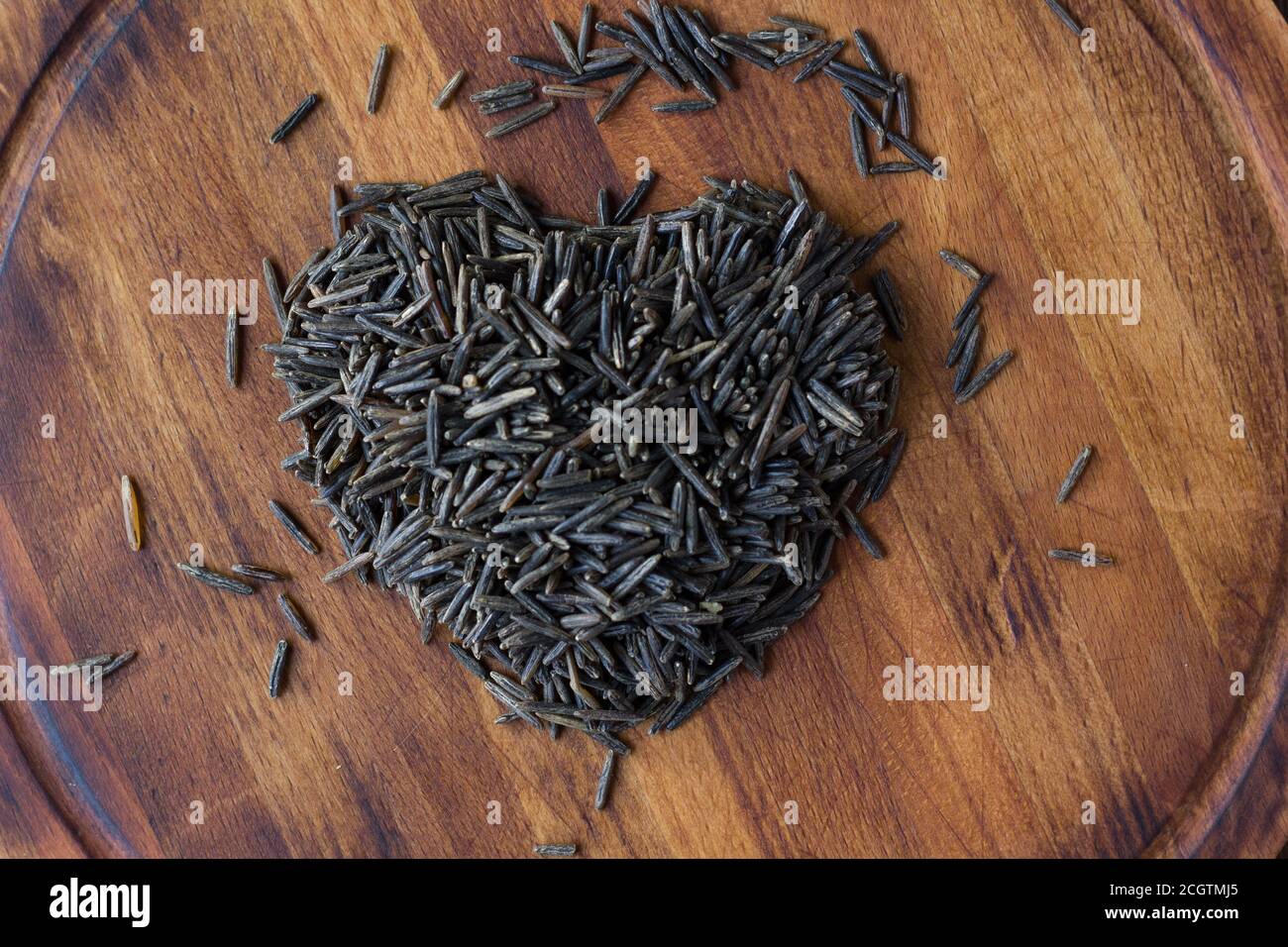 Herz aus wildem Reis schwarz Farbe. Stockfoto