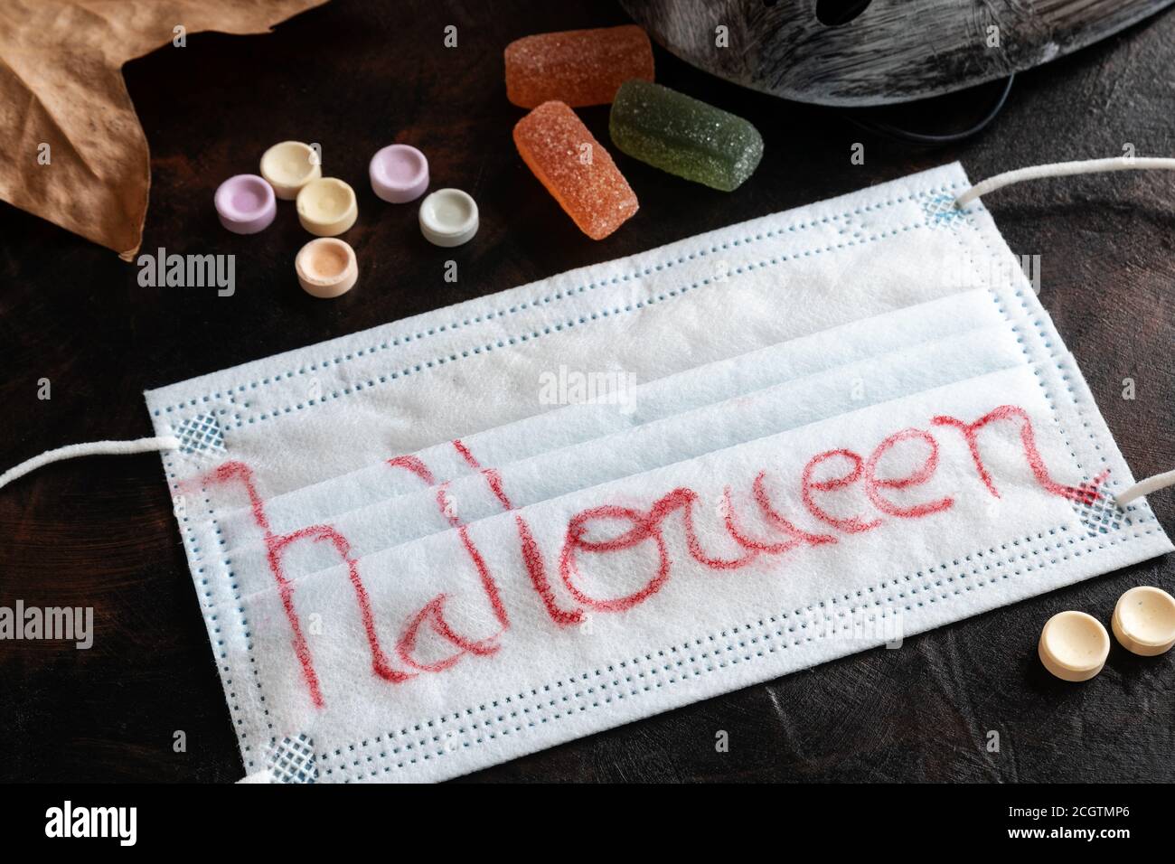 halloween Party mit Coronavirus Maske Stockfoto