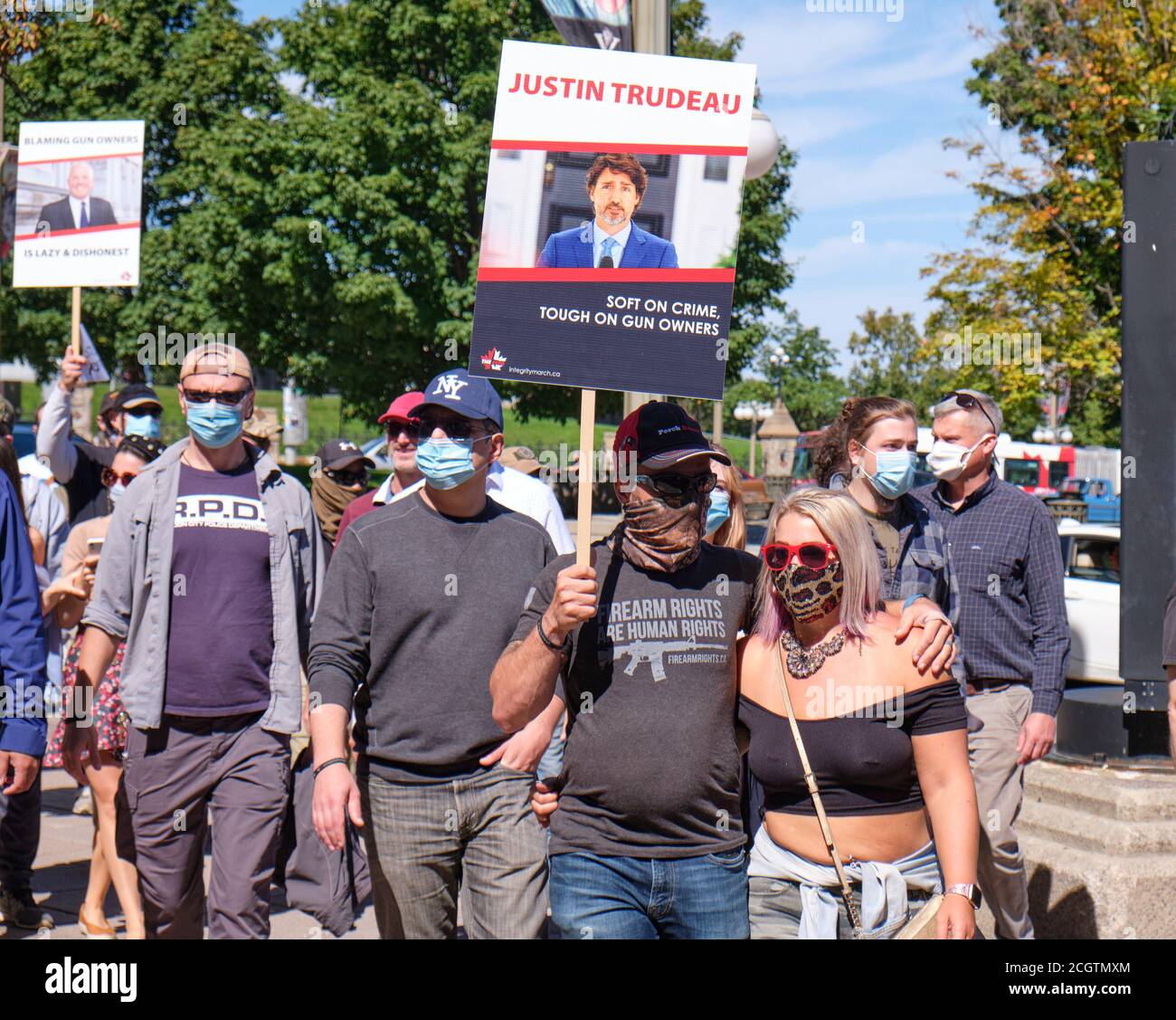 Ottawa, Kanada. September 2020. Integrity March organisiert von der Canadian Coalition for Firearm Rights (CCFR), einem protestmarsch gegen Bill C-71, der die Vorschriften über Waffenbesitz in Kanada verschärfen soll. Schätzungsweise drei- bis fünftausend Menschen gingen durch die Straße zum Parliament Hill. Die Ziele des CCFR sind es, die Aufmerksamkeit auf die Sache zu lenken, Waffenbesitzer zu motivieren und zu vereinen und ein Gespräch über die Ungerechtigkeit und Unwirksamkeit von Waffenverboten zu provozieren. Stockfoto