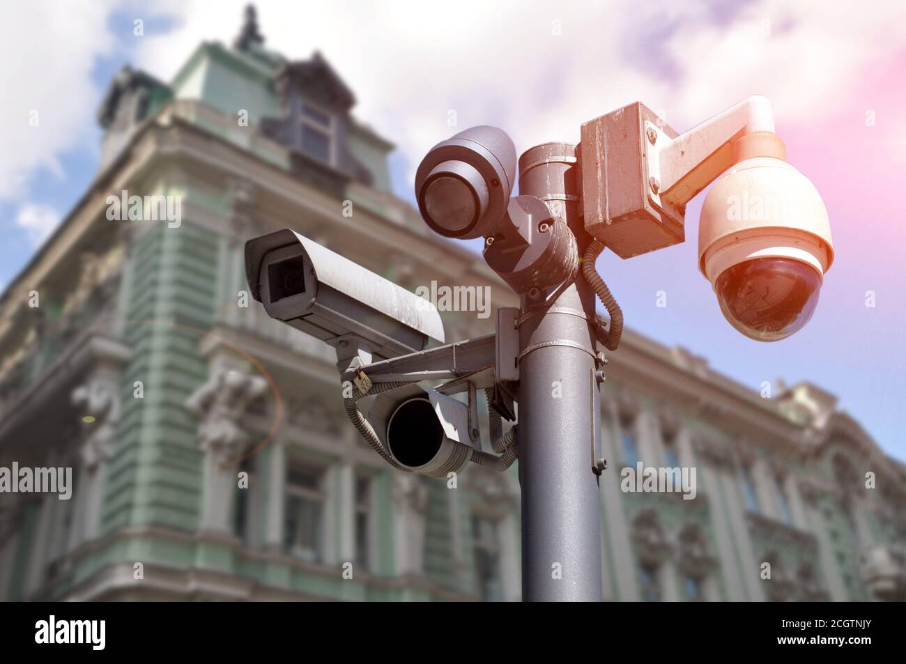 Multidirektionale CCTV-Kamera auf einer Stadtstraße installiert. Stockfoto