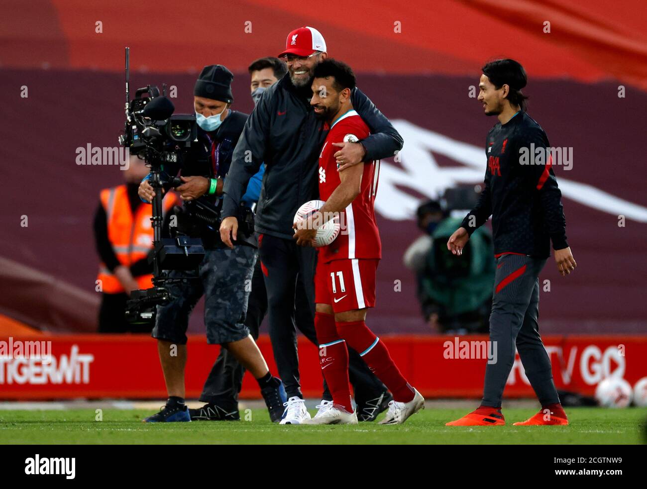 Mohamed Salah (rechts) von Liverpool (rechts) umarmt den Manager Jurgen Klopp mit dem Matchball, nachdem er im Premier League-Spiel in Anfield, Liverpool, einen Hattrick erzielt hatte. Stockfoto