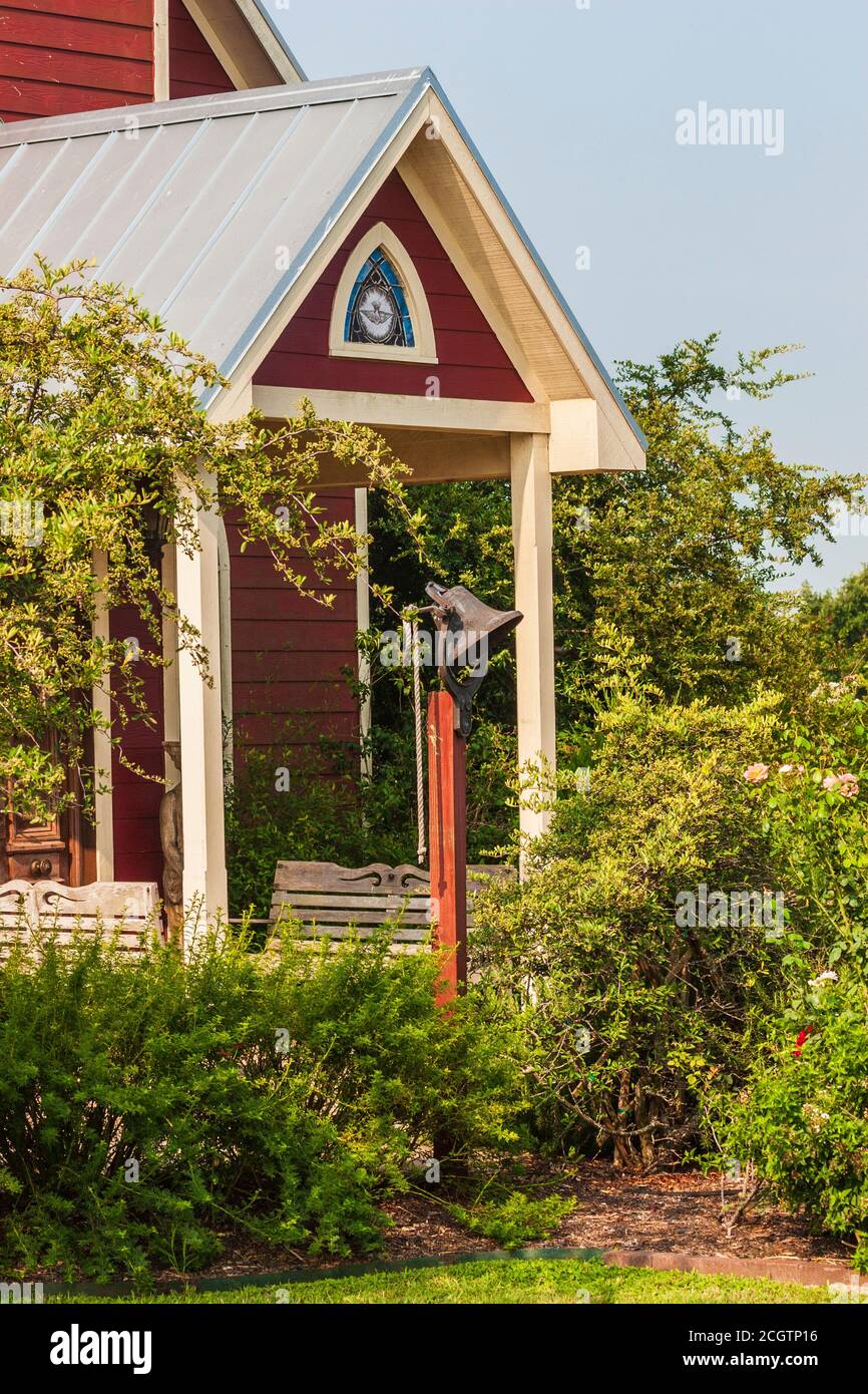 Kirche oder Kapelle (oft für Hochzeiten verwendet) in den Rose Emporium Gardens in der Nähe von Brenham, Texas. Stockfoto