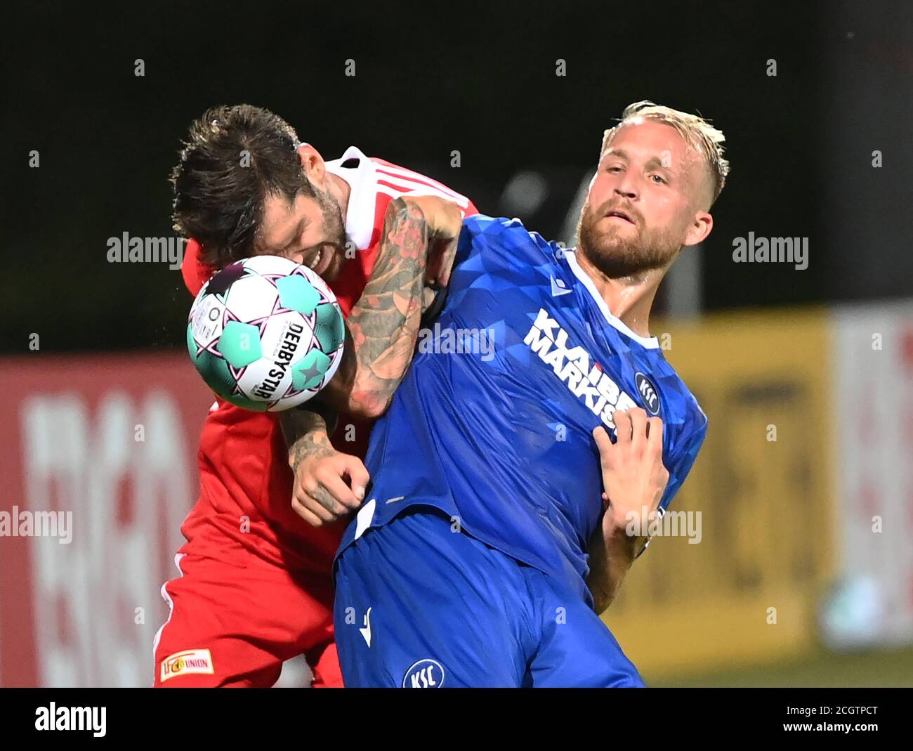 Karlsruhe, Deutschland. September 2020. Fußball: DFB Cup, Karlsruher SC - 1 FC Union Berlin, 1. Runde im Wildpark-Stadion. Philipp Hofmann (r) aus Karlsruhe und Christopher Trimmel aus Berlin kämpfen um den Ball. Kredit: Uli Deck/dpa - WICHTIGER HINWEIS: Gemäß den Bestimmungen der DFL Deutsche Fußball Liga und des DFB Deutscher Fußball-Bund ist es untersagt, im Stadion und/oder aus dem Spiel aufgenommene Aufnahmen in Form von Sequenzbildern und/oder videoähnlichen Fotoserien zu nutzen oder auszunutzen./dpa/Alamy Live News Stockfoto