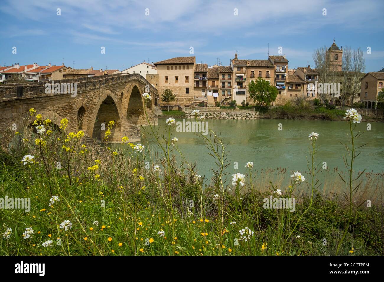 Puente la Reina ist eine schöne Stadt in Navarra Provinz, Spanien Stockfoto