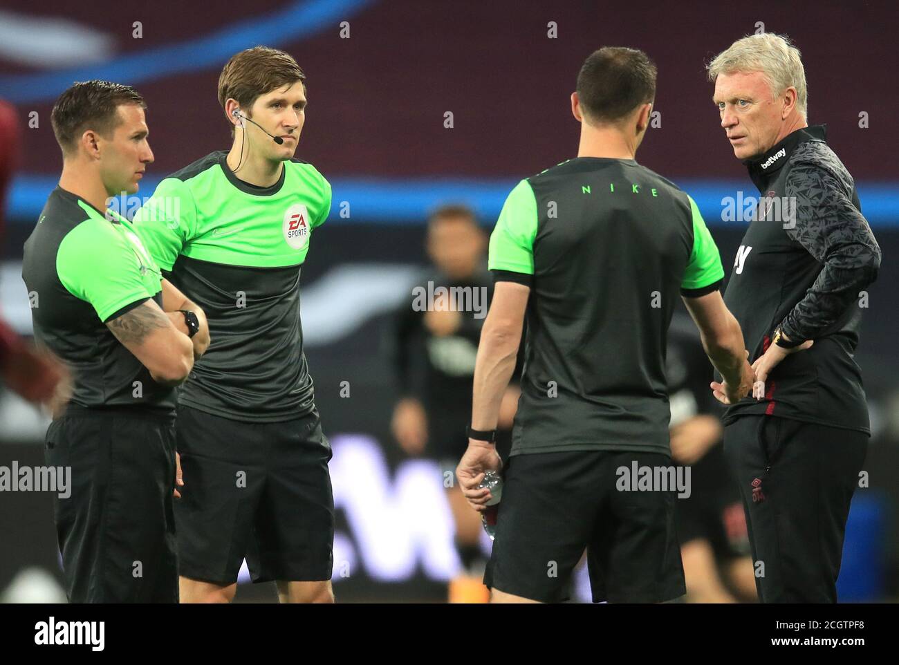 West Ham United-Manager David Moyes (rechts) spricht während des Premier League-Spiels im London Stadium gegen die beiden Funktionäre Constantine Hatzidakis (links), Neil Davies und Stuart Attwell. Stockfoto