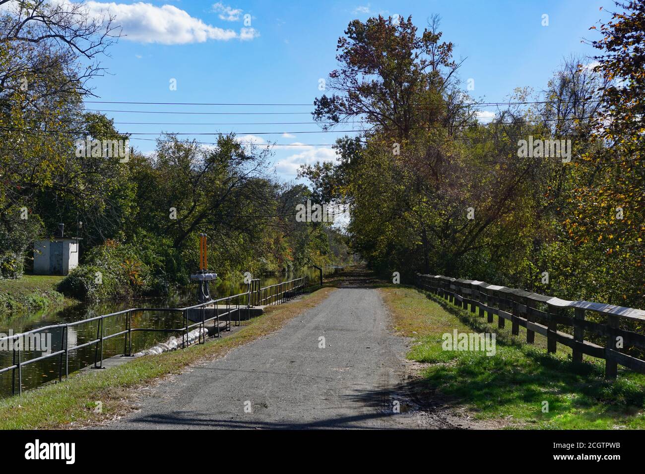 Washington Crossing, NJ: Der Delaware Canal Towpath, ein National Recreation Trail, verläuft entlang eines Kanals aus dem 19. Jahrhundert, der für den Transport von Kohle gebaut wurde. Stockfoto