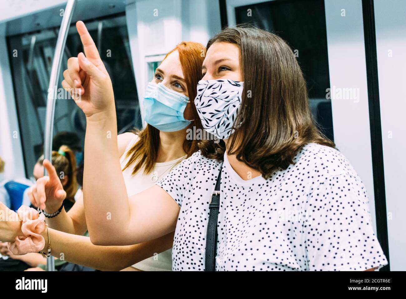 Zwei junge Touristen in der U-Bahn während ihrer Ferien Stockfoto