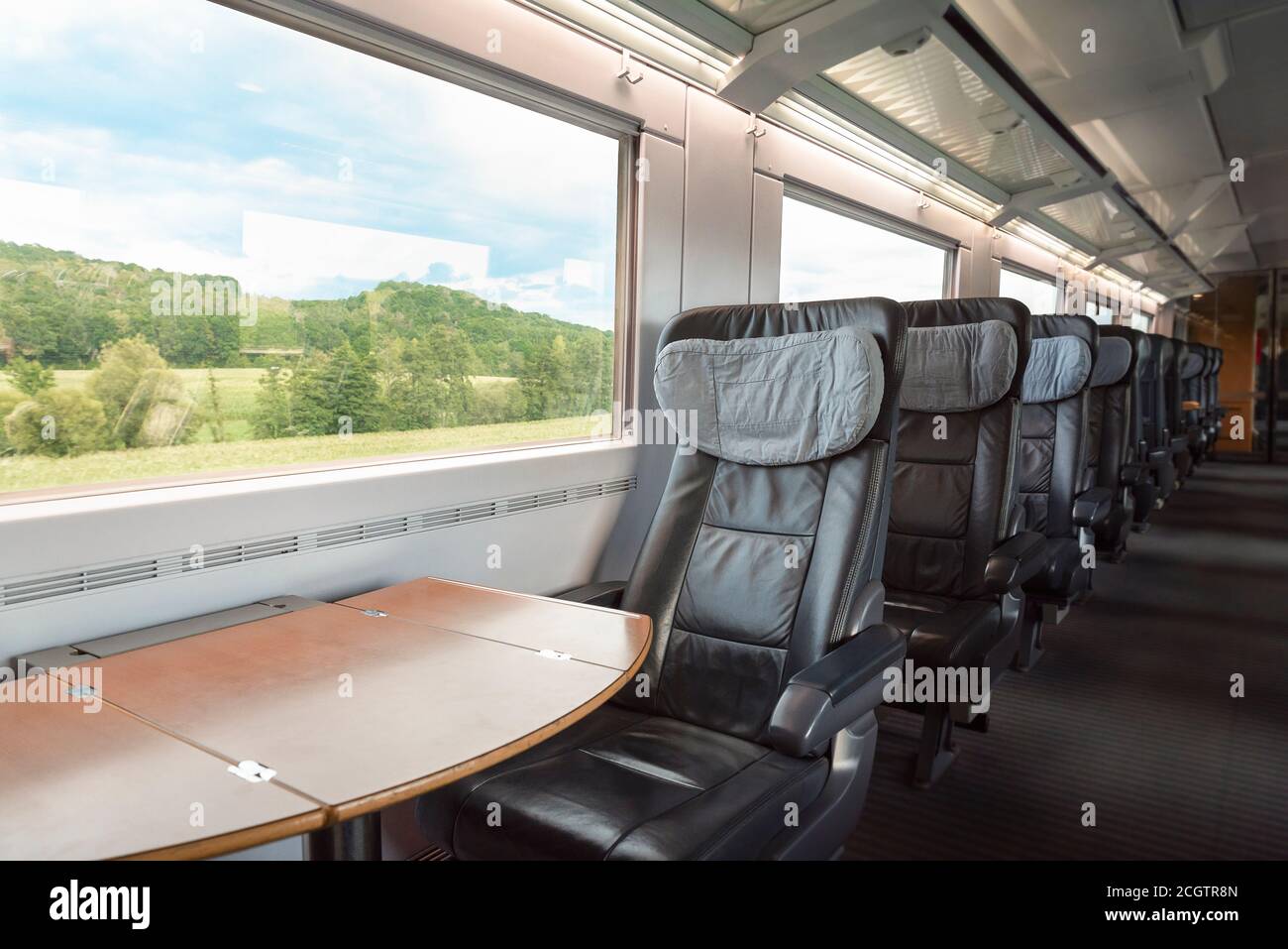 Intercity-Express-Zuginnenraum mit leeren Sitzen, in der Business-Klasse, in Bewegung. Innen von deutschen Hochgeschwindigkeitszug, in erster Klasse mit gemütlichen Stühlen. Stockfoto