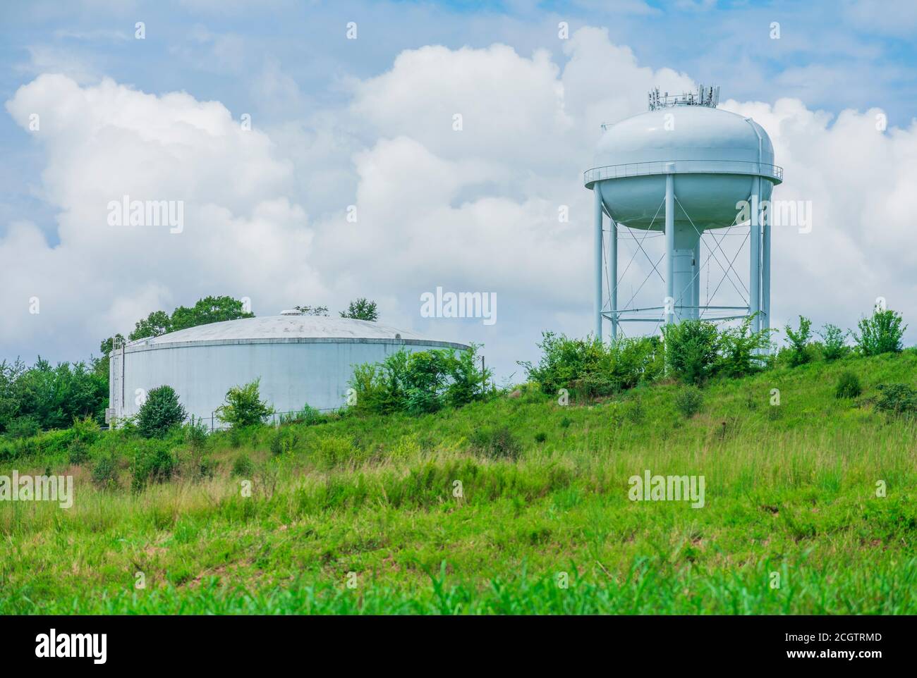 Horizontale Aufnahme eines städtischen Wasserturms gegen einen blau bewölkten Himmel. Stockfoto