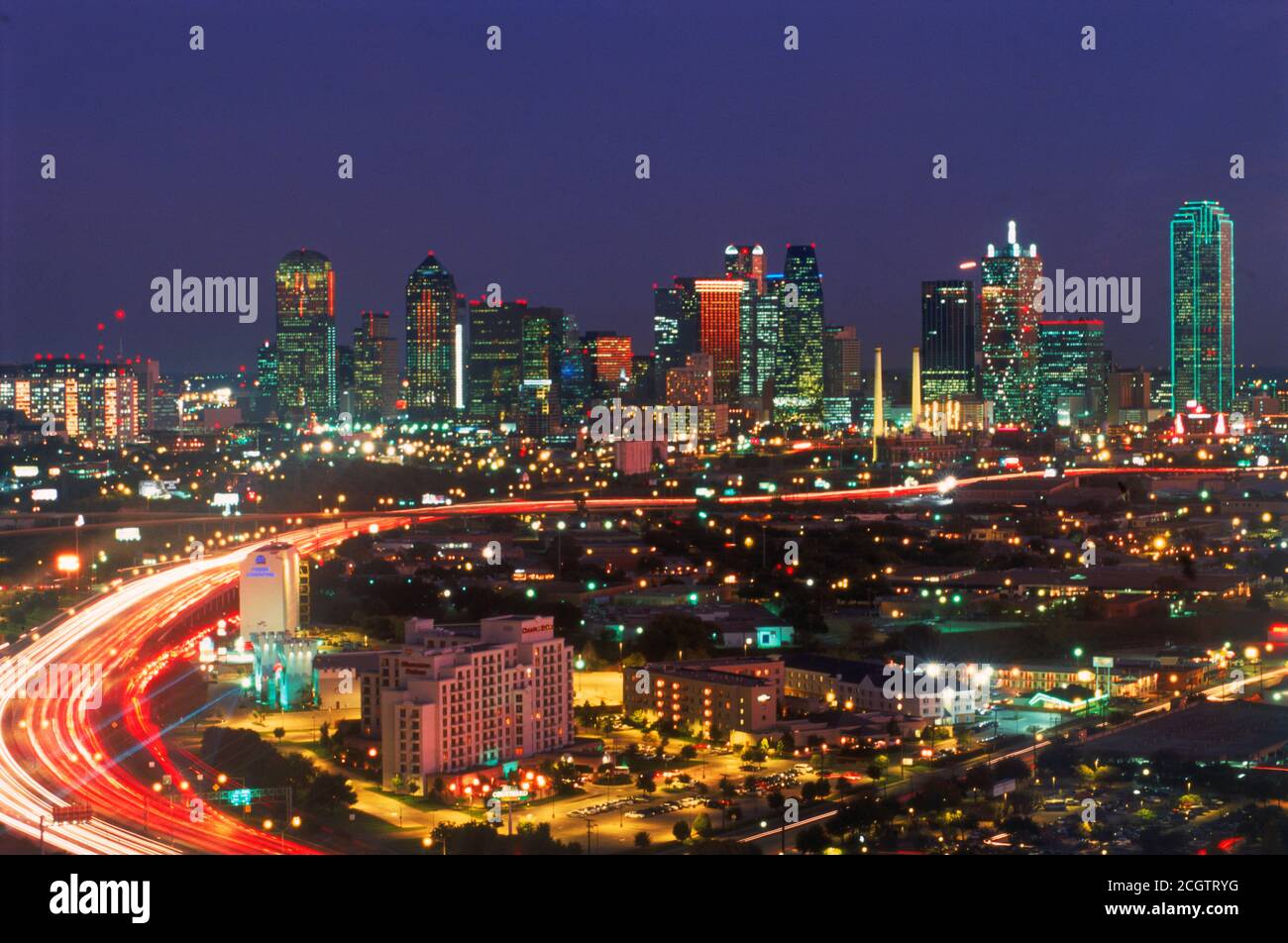 Autobahn-Ampel Kreisen Dallas Skyline in der Abenddämmerung Stockfoto