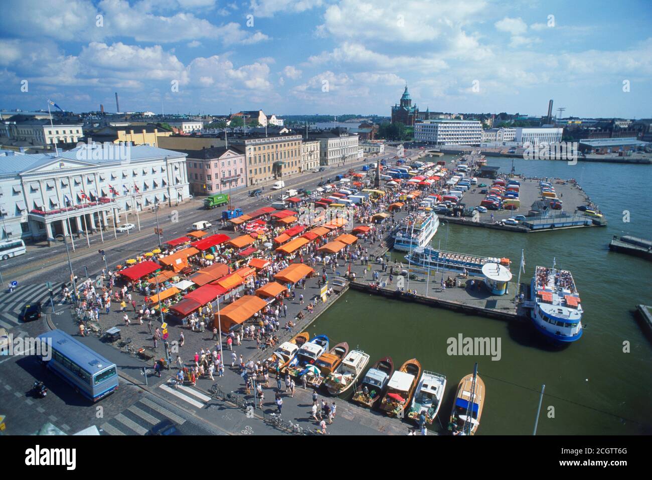 Marktplatz am südlichen Hafen mit (Uspenski) Uspenski-Kathedrale in Helsinki Stockfoto