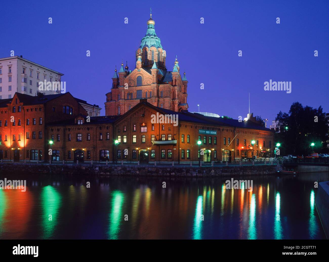 Russische orthodoxe Kirche genannt Uspenski (Uspenski) Kathedrale in Helsinki aus North Harbor bei Nacht Stockfoto