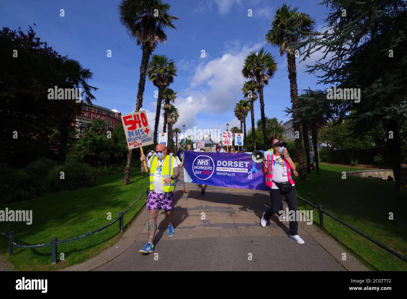 Dorset NHS Pay 15 Demo in Bournemouth. NHS-Arbeiter nahmen einen nationalen Aktionstag für NHS Pay Justice. Diese Basisorganisation fordert eine Lohnerhöhung von 15 %. Die Dorset-Gruppe marschierte vom Stadtplatz zum Strand. Stockfoto