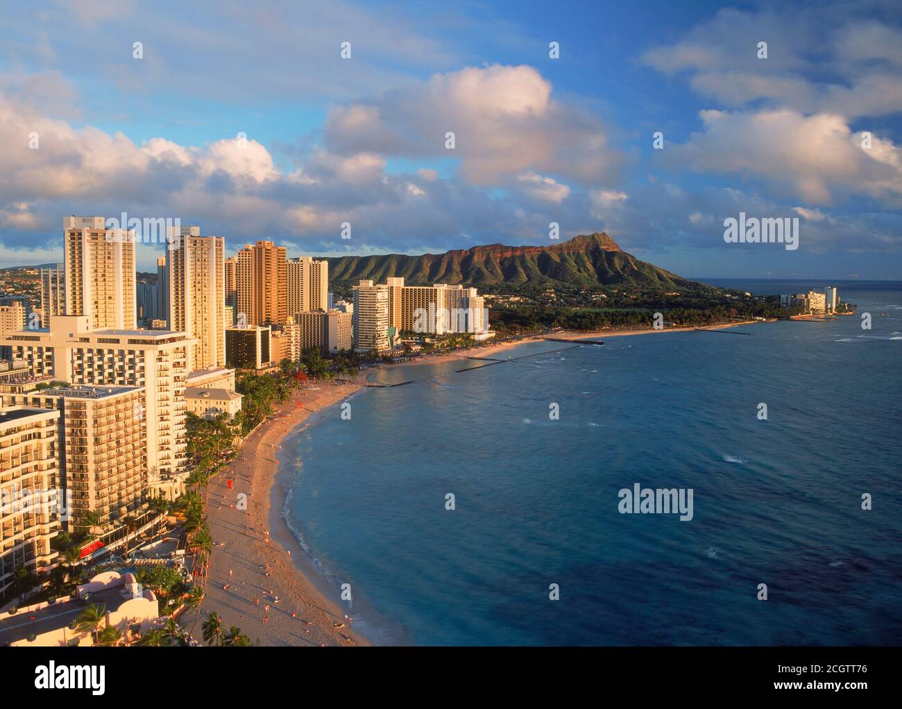 Waikiki Beach und Diamond Head mit Strandhotels Oahu Insel in Hawaii in der Nähe von Sonnenuntergang Stockfoto
