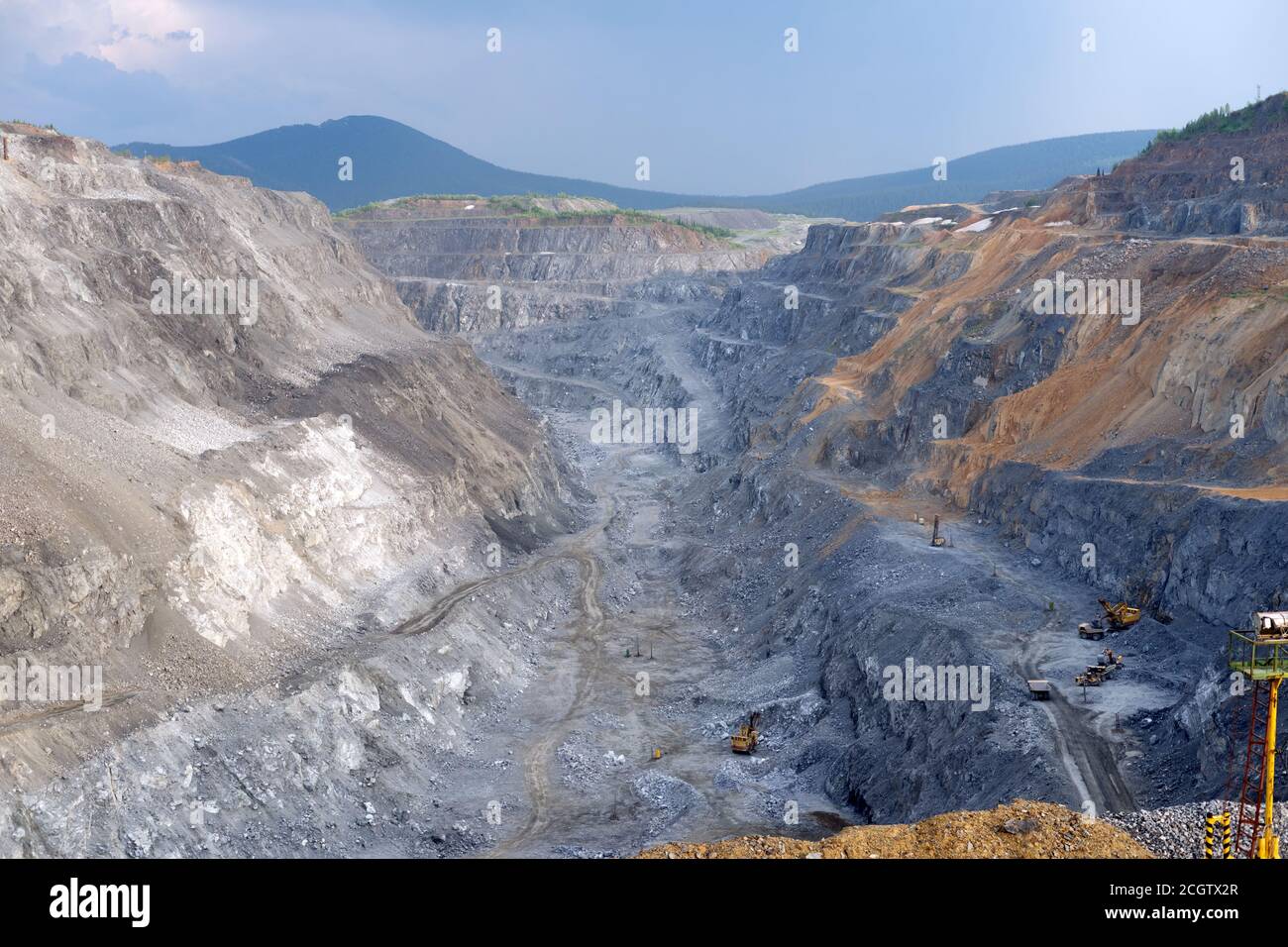 Ansicht des Minenlagers Nepheline während der Arbeitsschicht von oben. Stockfoto