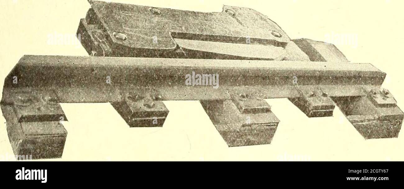 . Elektrische Eisenbahnzeitschrift . ono Signal Contact Maker für Third-Rail-Service ein beweglicher Schuh und eine Kontaktkammer mit dem ovbaren Kontaktmechanismus. Der Schuh wird an einem Ende durch einen Apivot gesichert, dessen anderes Ende frei ist, sich zu bewegen, wenn der Flansch des Autorades zwischen der Schiene und der Schiene bewegt wird. Die Kontaktkammer verfügt über ein Rohr, das von der Bettplatte, an der sie befestigt ist, hinausragt. Dieses Rohr enthält einen Hebel, der fest in das äußere Ende des Rohres passt und von dort zum Kontakt cham-ber konisch ist. Der Rohrhebel, der auf diese Weise lose getragen wird, wird n Stockfoto