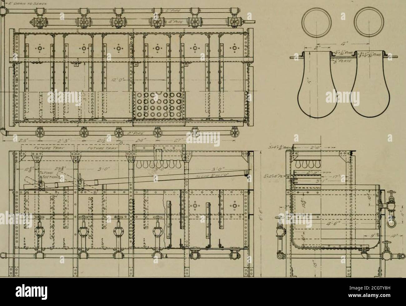 . Die Straßenbahn Überprüfung . ABSCHNITT THROlCIl Noli.er HOlSE UND Lo.M. LAGERUNG. Liefert Strom bei 600 Volt. Der Wechselstrom für die Unterstation wird nicht direkt aus dem Generator entnommen, sondern durch drei 150 kw heruntergefahren. Wagner Transformatoren aus den Potenzialausführungen. .bei allen Unterstellungen sind die Rotarien von der Wechselstromseite aus gestartet, es gibt Anschlüsse zu den Transformatoren, um die Hälfte des Betriebspotenzials für den Start zu geben. Ein 400-kv. Bullock-Drehumrichter, Möblierung Gleichstrom bei (100Volt und drei 150 kW., 25-Takt Wagner-Öl kühl Stockfoto