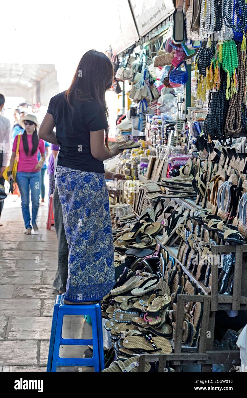 Frau verkauft Sandalen und Souvenirs an Touristen in Bagan Myanmar (Birma) Stockfoto