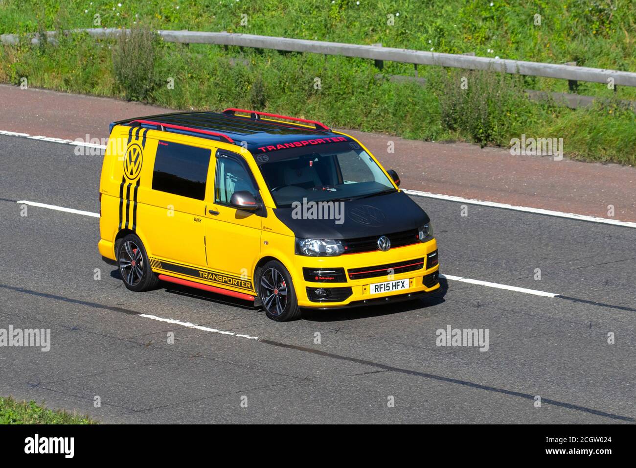 2015 gelb schwarz VW Volkswagen Transporter 2.0TDI T32 Startlinie BMT (102 PS)(EU6) LWB-Panelvan; Fahrzeuge für den Fahrzeugverkehr, Fahrzeuge auf britischen Straßen, Motoren, Fahrzeuge auf dem Autobahnnetz M6. Stockfoto