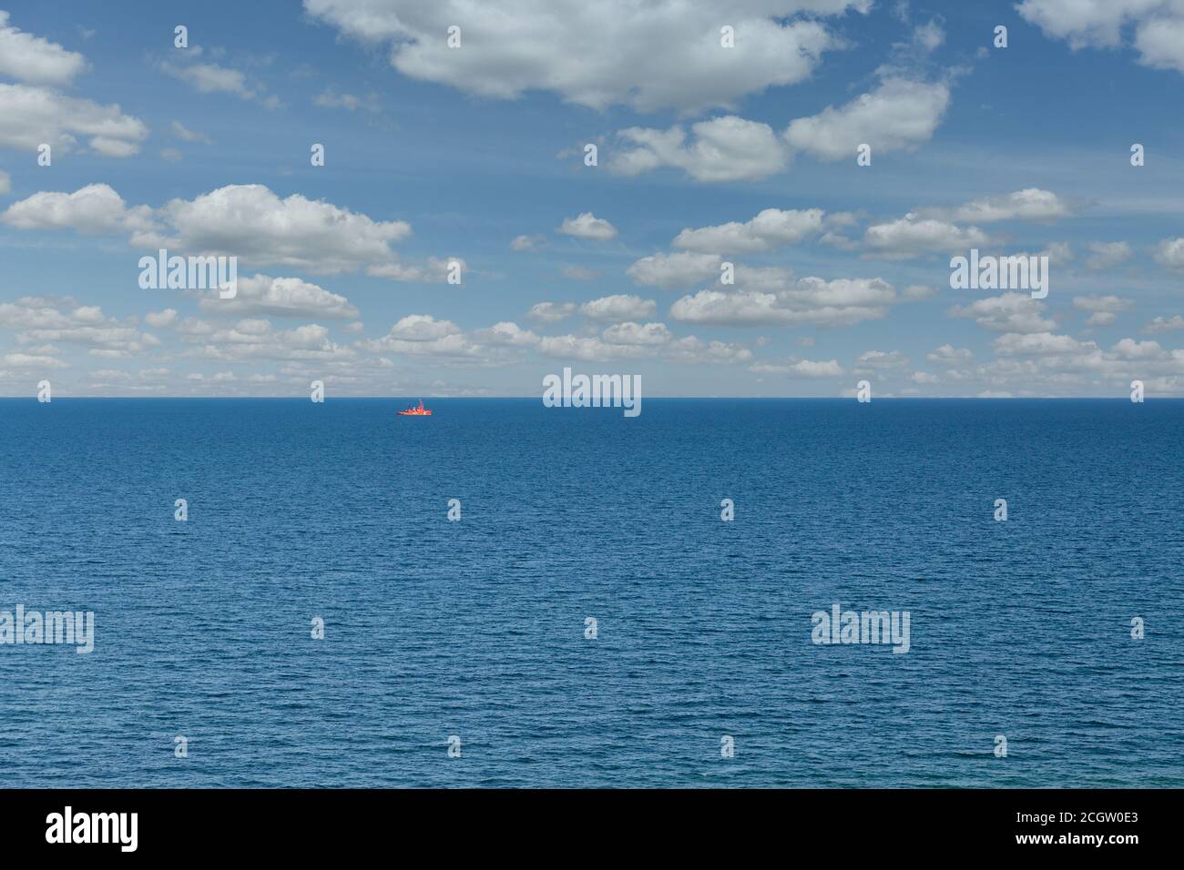 Unbekanntes Smal SAR, Such- und Rettungsschiff auf hoher See auf großer Entfernung. Schwarzes Meer, Ukraine. Stockfoto