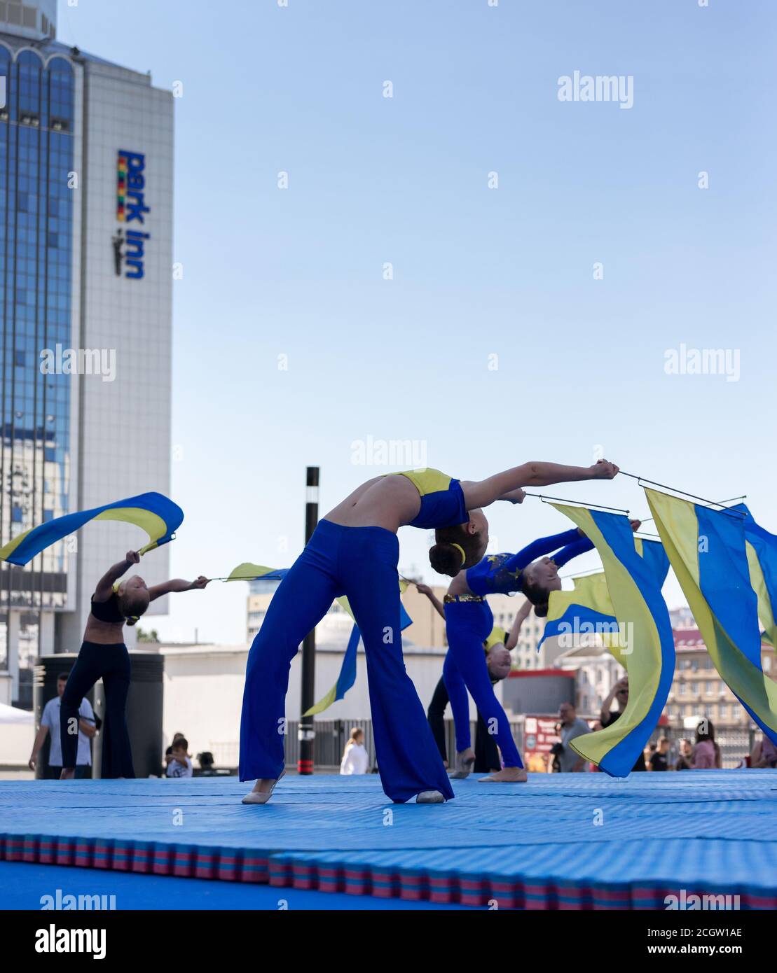 Kiew, Ukraine - 12. September 2020: Rhythmische Gymnastik mit ukrainischen Flaggen während des Tages der körperlichen Kultur und des Sports in Ukrain Stockfoto