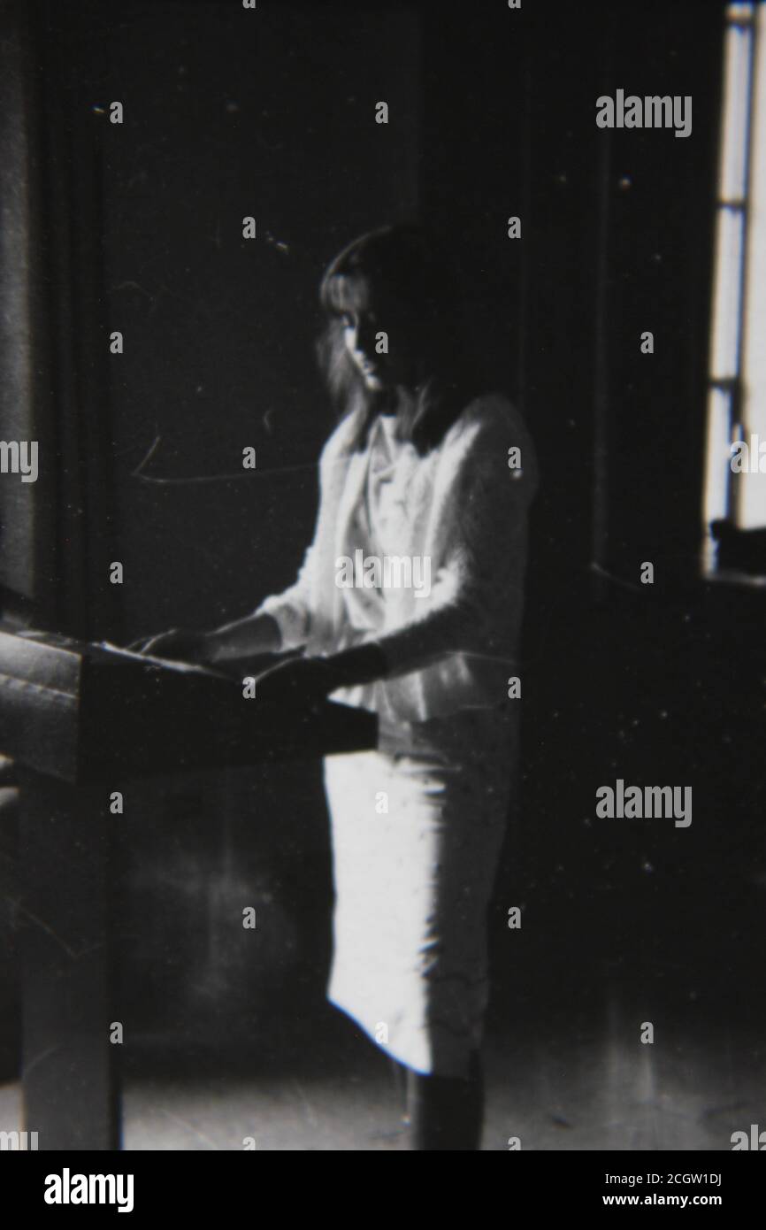 Feine 70er Jahre Vintage Schwarz-Weiß-Fotografie einer Sprecherin, die auf dem Podium steht und eine Adresse liefert. Stockfoto