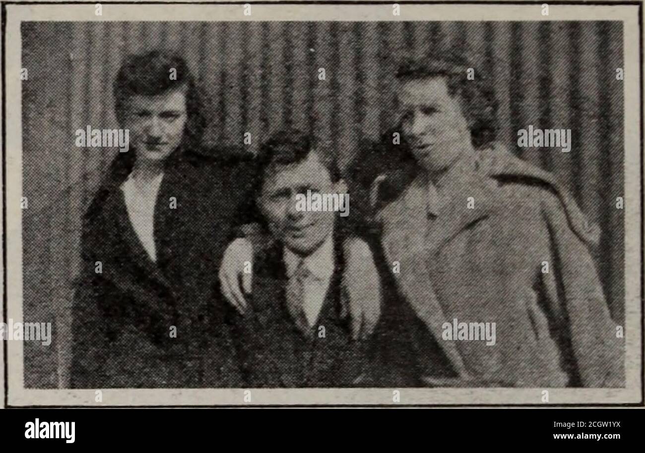 . Baltimore und Ohio Mitarbeiter Magazin . ICH. A. IIAWKCKIOIL. MISS MARGERET GORDOX, G. J. GOCLICAND MISS ANNA BLOOM auf Seite 24 ist ein Bild von G. A. Charles, der in den Dienst von Onkel Sam gestellt wurde und jetzt in Fort Hamilton, N. Y., stationiert ist. Miss M. Cole, die zuvor am Coal Pier in Arlington, S. I., angestellt war, wurde als Zeitarbeiterin in der C. T.-Abteilung tätig. Vincent Kennedy, früher Unterhalt vonway Zeitmesser und wer in der UnitedStates Aviation Corps, kehrte auf der SteamerMauretania aus England 2. Dezember. M. D. OC Stockfoto