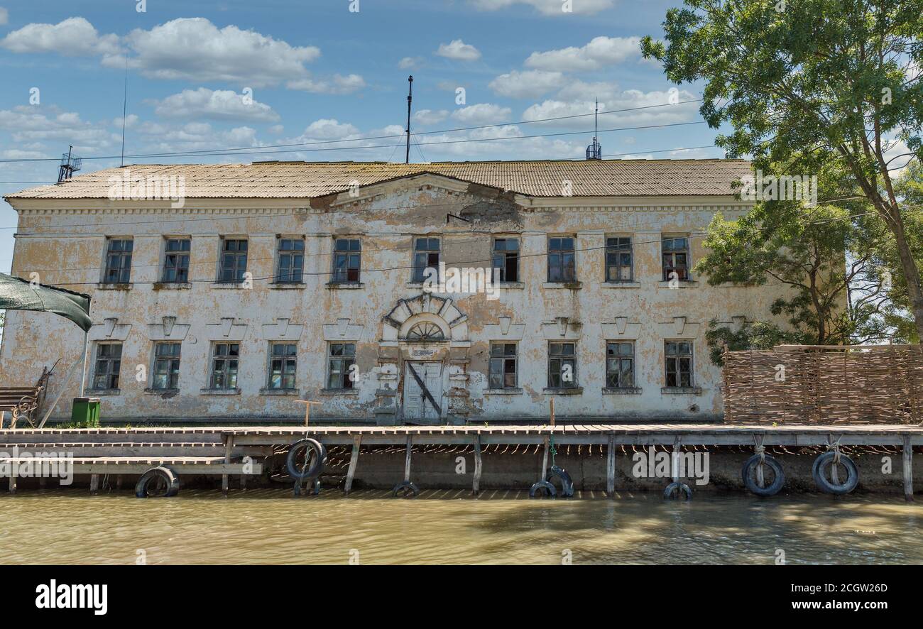 Alte verlassene Fischfabrik. Donau Biosphärenreservat Belgorodske Fluss Sommer in Vilkove, Ukraine. In der Nähe des Schwarzen Meeres und des Donaudeltas. Stockfoto