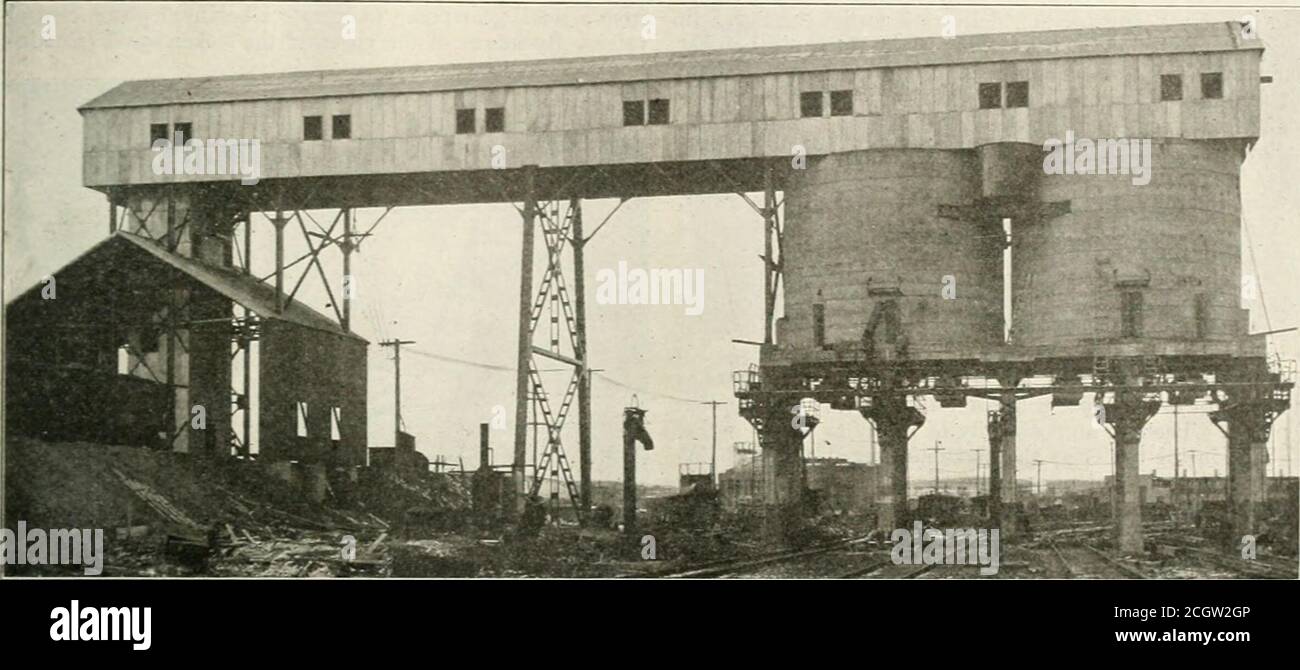 . Eisenbahnmaschinenbauingenieur . wie im Boden zurück von den Stoßstangen gelassen worden. Diese Öffnung ist mit Plankenböden abgedeckt, die die Ponyfahrzeuge leicht durchbrechen können, wodurch der Motor efiectically gestoppt wird. Zusätzlich zu den für das eigene Motorenhaus genannten Geräten ist jeder Stall mit einem Link in der Rückfahrstation versehen, über den in Verbindung mit einem speziellen Motor und einer Trommel auf dem Drehteller Totmotoren gezogen werden können. Eine weitere interessante Einheit ist ein tragbarer Öl- und Reparaturwagen, der von den Ingenieuren eingesetzt wird. Dieses Fahrzeug enthält Werkzeuge, Öle, Fette, Stockfoto