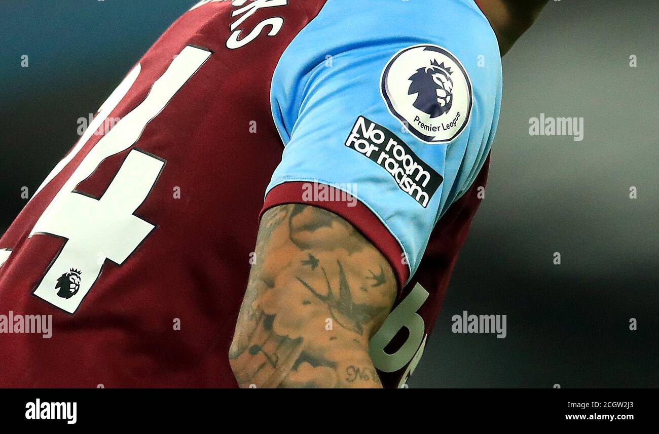 Nahaufnahme von Ryan Fredericks von West Ham United mit dem No Room for Racism Branding auf seinem Arm während des Premier League-Spiels im London Stadium. Stockfoto