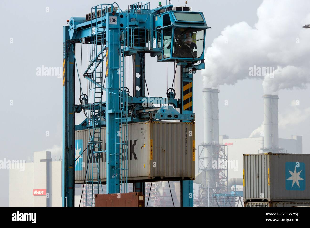 Straddle Carrier Umzug eines Maersk Container in der Reederei Terminal des Hafens von Rotterdam, Niederlande, 6. September 2013. Stockfoto