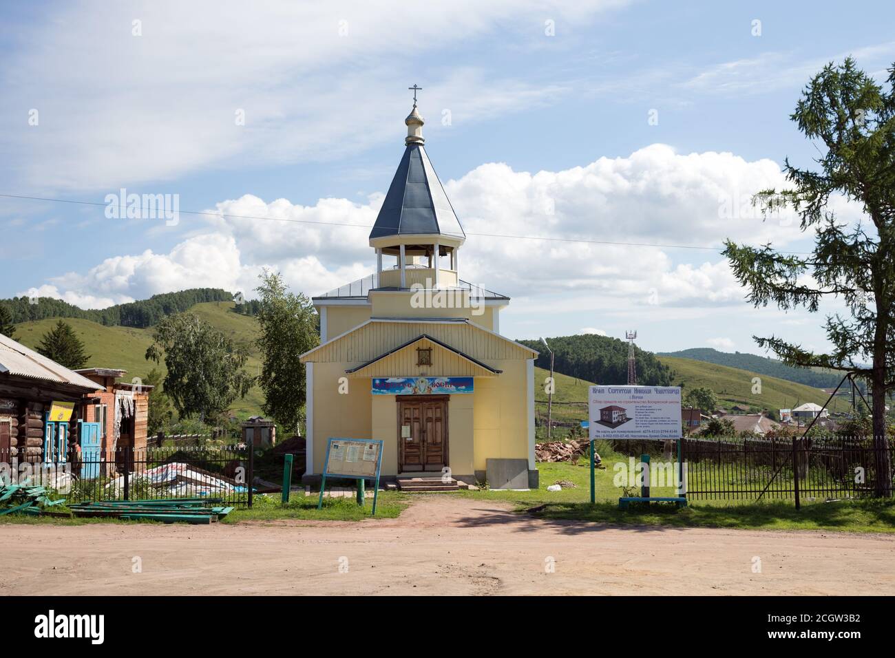 Kirche St. Nikolaus Erzbischof der Welt von Lykien (1904) mit einem Plakat über die Beschaffung von Mitteln für den Bau einer Sonntagsschule Stockfoto
