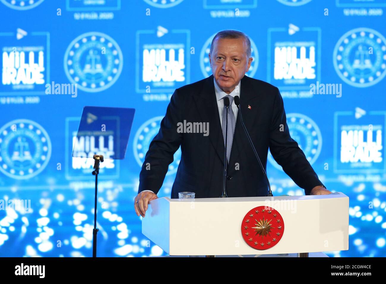 Istanbul. September 2020. Der türkische Präsident Recep Tayyip Erdogan spricht am 12. September 2020 bei einem Symposium in Istanbul, Türkei. Erdogan warnte am Samstag den französischen Amtskollegen Emmanuel Macron vor dessen Widerstand gegen die maritimen Aktivitäten der Türkei im östlichen Mittelmeer. Quelle: Xinhua/Alamy Live News Stockfoto