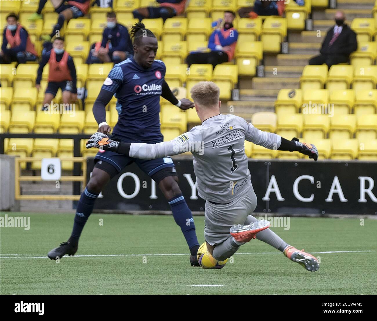 Livingston, Großbritannien. Februar 2020. David Moyo von Hamilton Academical und Livingston Torwart Robby McCrorie beim schottischen Premiership-Spiel in der Tony Macaroni Arena in Livingston, Schottland. Alex Todd/SPP Kredit: SPP Sport Pressefoto. /Alamy Live Nachrichten Stockfoto