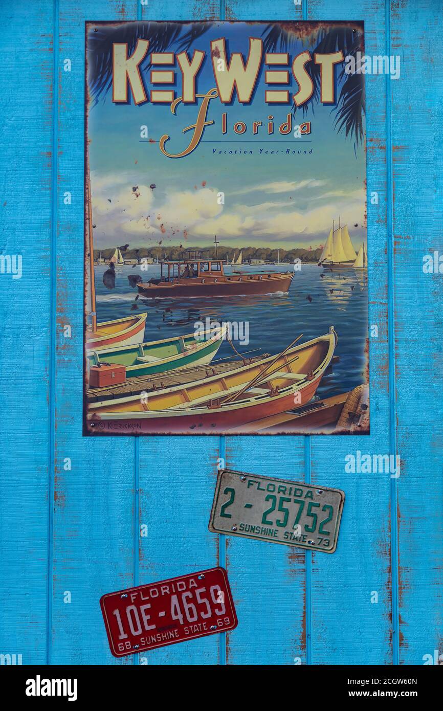 Vintage-Metallschilder, die an einer Außenwand hängen, tragen zur Nostalgie von Key West, Florida für Touristen bei Stockfoto