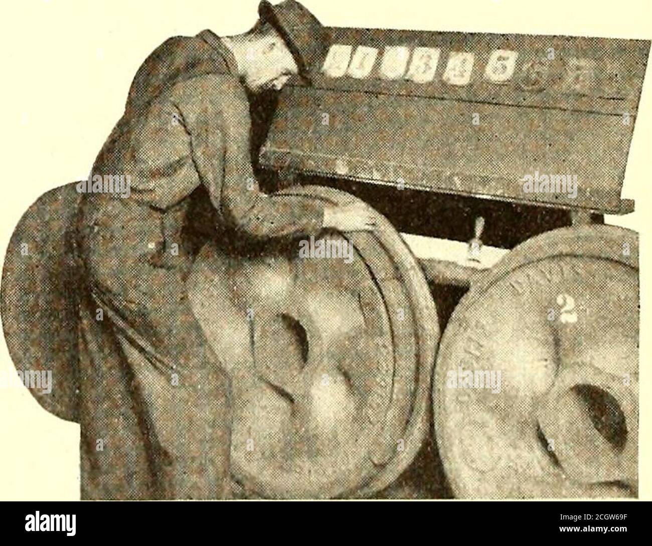 . Elektrische Eisenbahn Zeitschrift . Hut verlässt unsere Gießerei. Es ist Ihre Garantie, dass Ihre Passagiere und Ausrüstung nicht der Gefahr von defekten Rädern ausgesetzt sind. Nachdem die Räder gehärtet wurden, werden sie zu einer speziellen Maschine für den Falltest gebracht. Hier unterstützt atthree äquidistant Punkte auf der Unterseite des Flansches, theysustain zwei Schläge von einem 500-Pfund-Gewicht fiel froma Höhe von 6y2 Fuß und gegen die Nabe gerichtet. Wahrscheinlich würde kein Satz von tatsächlichen Betriebsbedingungen, die kurz von acollision oder Unfall sind, für solche Radfestigkeit verlangen.aber Davis Steel Wheels sind mit einer extra largefa entworfen Stockfoto